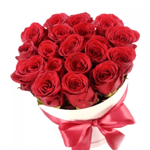 Красные розы в белой шляпной коробке